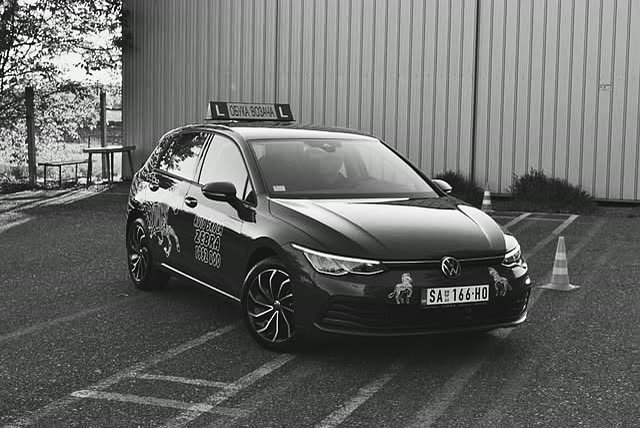 Volkswagen Golf auto škole na poligonu, pored hangara