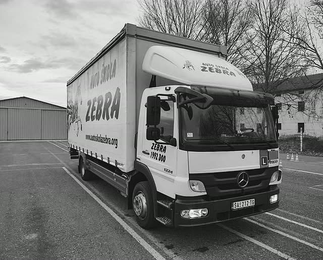 Kamion Mercedes-Benz Atego sa natpisom Zebra i oznakom L