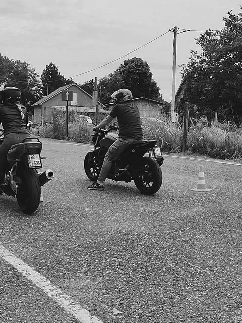 Dva kandidata na motociklima na poligonu, među čunjevima