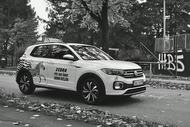 Beli Volkswagen T-Cross auto škole Zebra, sa zebrom na zadnjim vratima