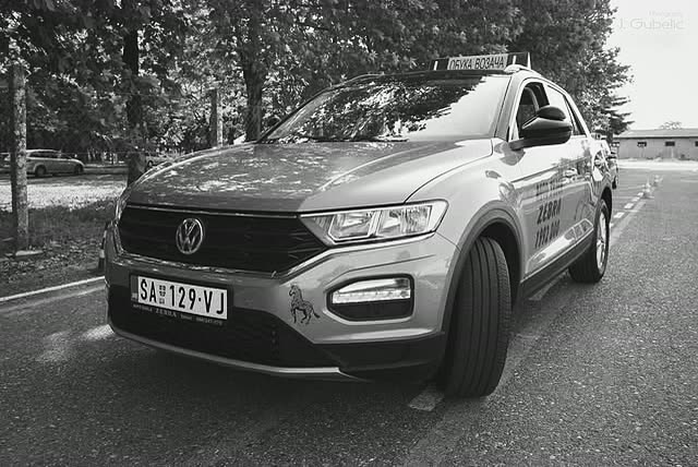 Volkswagen T-Roc sa krovnom oznakom auto škole, na poligonu